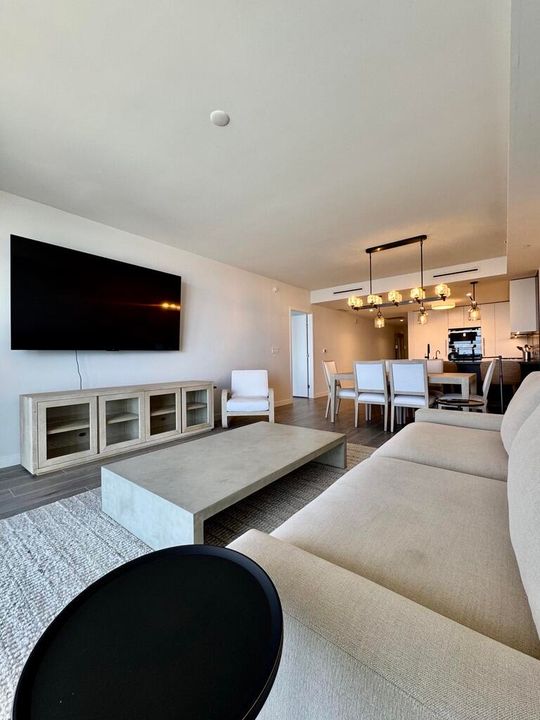 Activo con contrato: $20,000 (3 camas, 3 baños, 2162 Pies cuadrados)