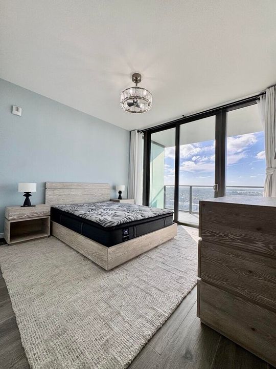 Activo con contrato: $20,000 (3 camas, 3 baños, 2162 Pies cuadrados)