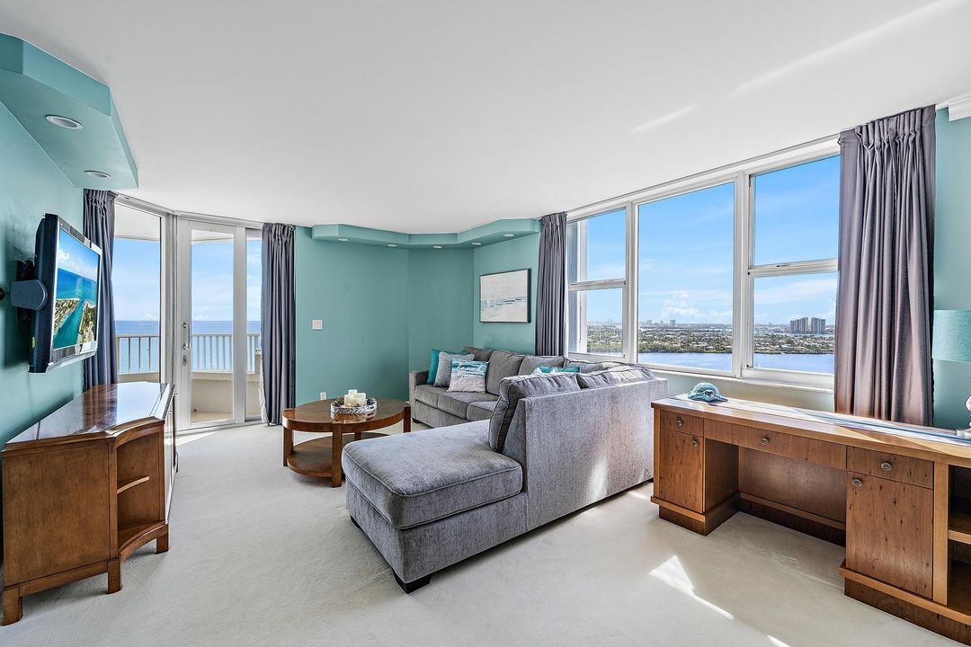 合同活跃: $1,595,000 (3 贝兹, 4 浴室, 2657 平方英尺)