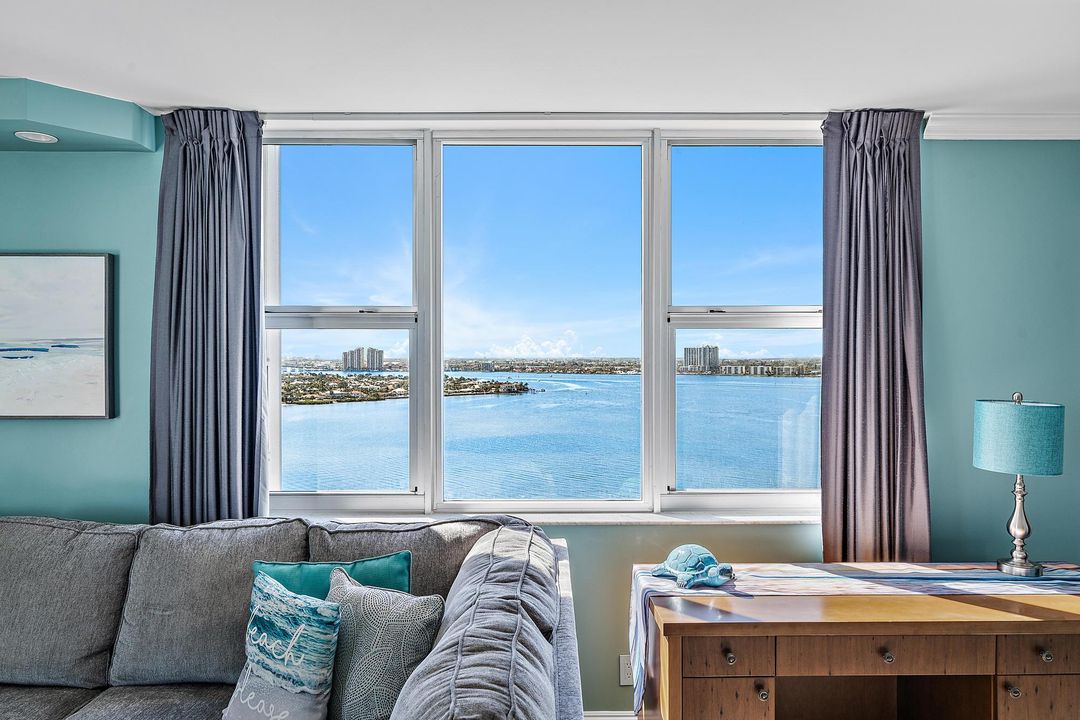 合同活跃: $1,595,000 (3 贝兹, 4 浴室, 2657 平方英尺)