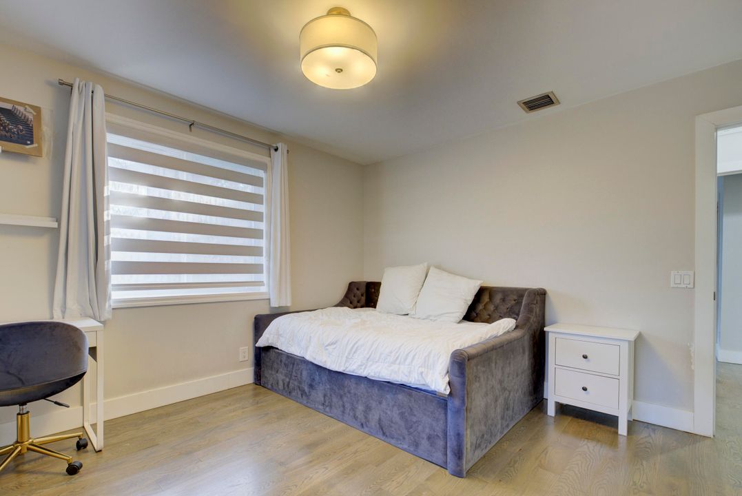 Active With Contract: $2,300,000 (5 beds, 4 baths, 3496 Square Feet)