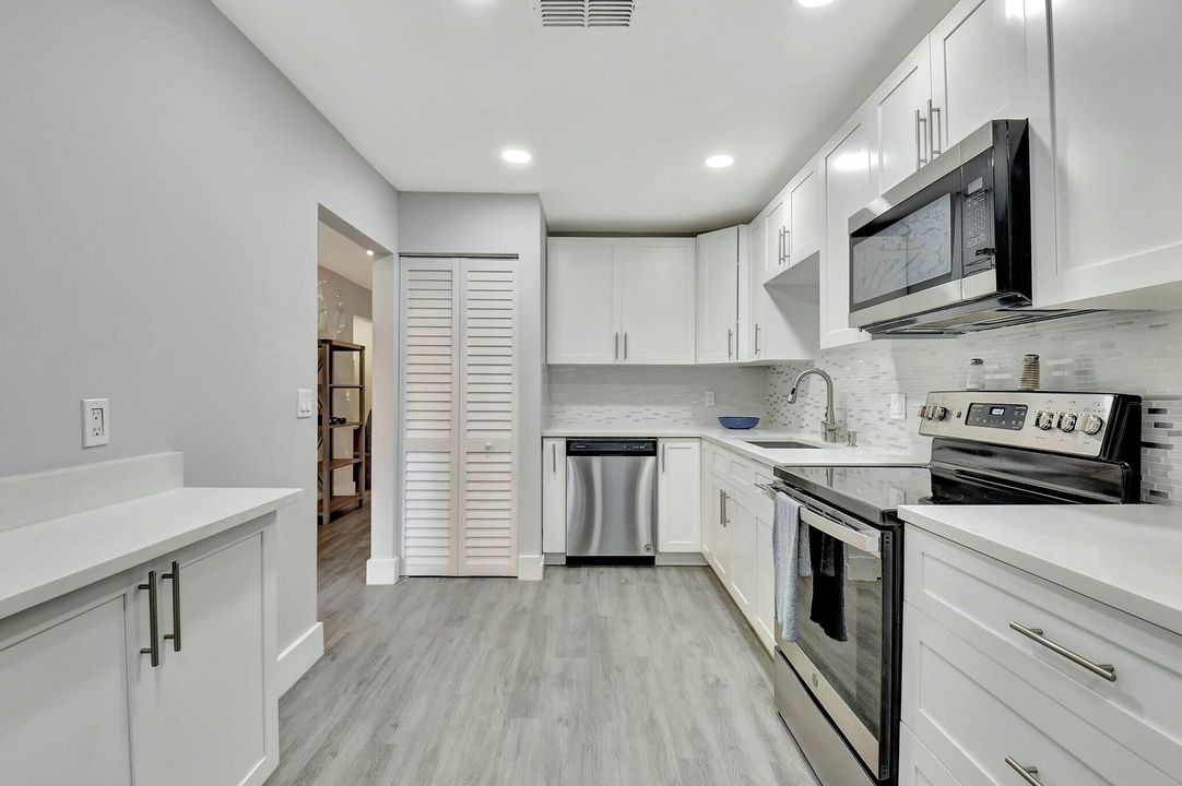 待售: $64,900 (2 贝兹, 2 浴室, 1383 平方英尺)