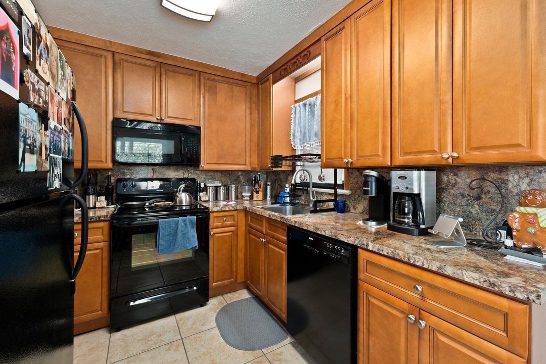 Active With Contract: $549,900 (6 beds, 4 baths, 2956 Square Feet)