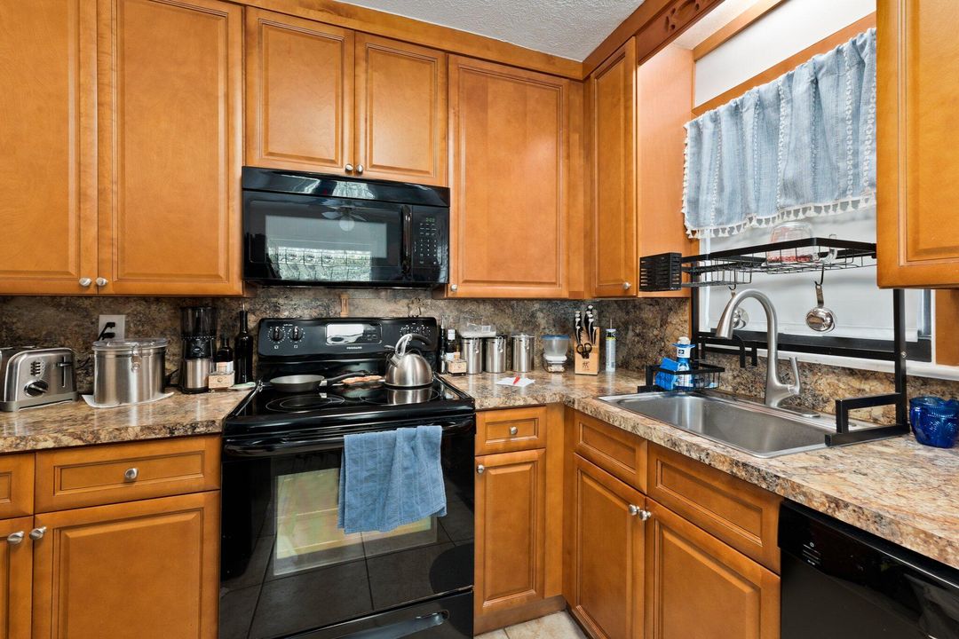 Active With Contract: $549,900 (6 beds, 4 baths, 2956 Square Feet)