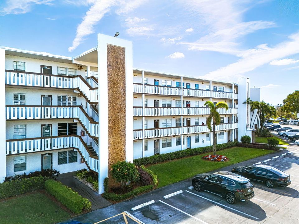 待售: $124,900 (2 贝兹, 2 浴室, 896 平方英尺)