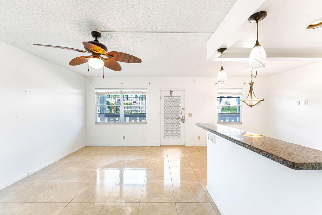 待售: $124,900 (2 贝兹, 2 浴室, 896 平方英尺)