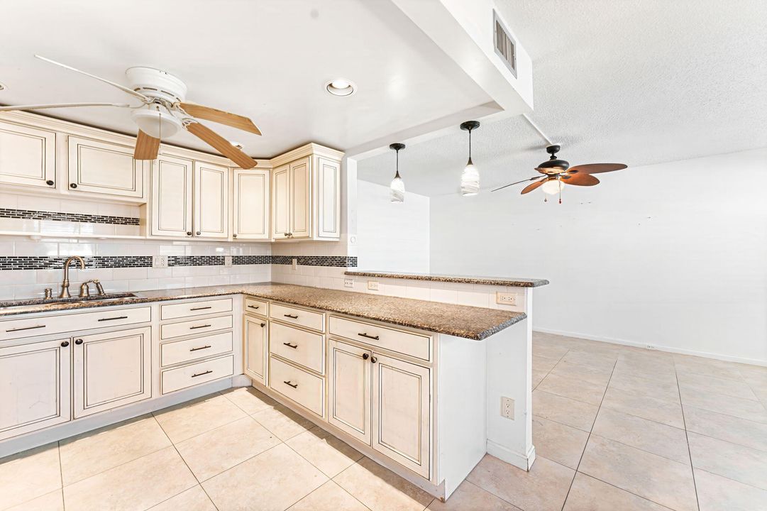 待售: $124,900 (2 贝兹, 2 浴室, 896 平方英尺)