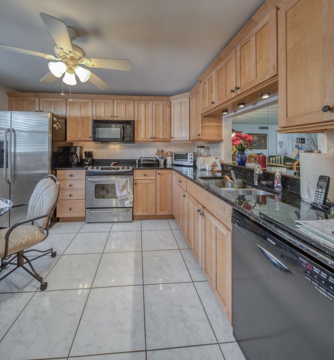 For Sale: $315,000 (2 beds, 2 baths, 1421 Square Feet)