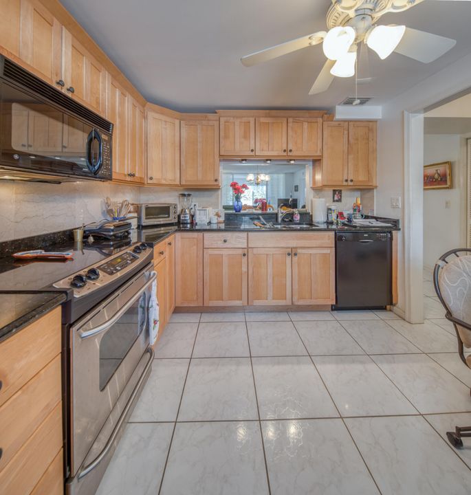 For Sale: $315,000 (2 beds, 2 baths, 1421 Square Feet)