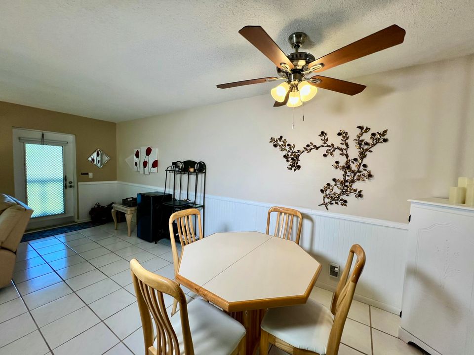 На продажу: $94,900 (1 спален, 1 ванн, 700 Квадратных фут)