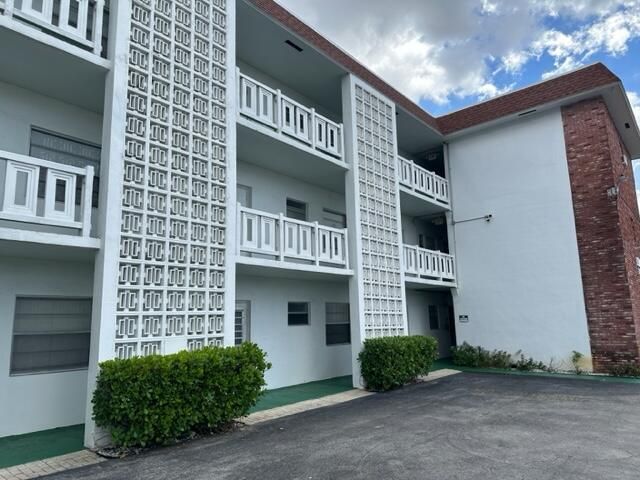 Active With Contract: $126,500 (2 beds, 2 baths, 950 Square Feet)