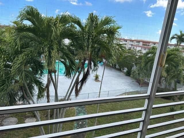 Active With Contract: $126,500 (2 beds, 2 baths, 950 Square Feet)