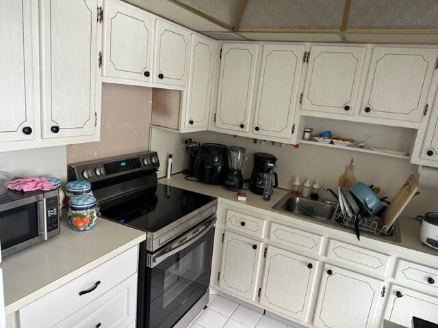 Active With Contract: $126,500 (2 beds, 2 baths, 950 Square Feet)