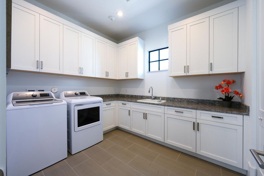 合同活跃: $3,900,000 (5 贝兹, 6 浴室, 4879 平方英尺)