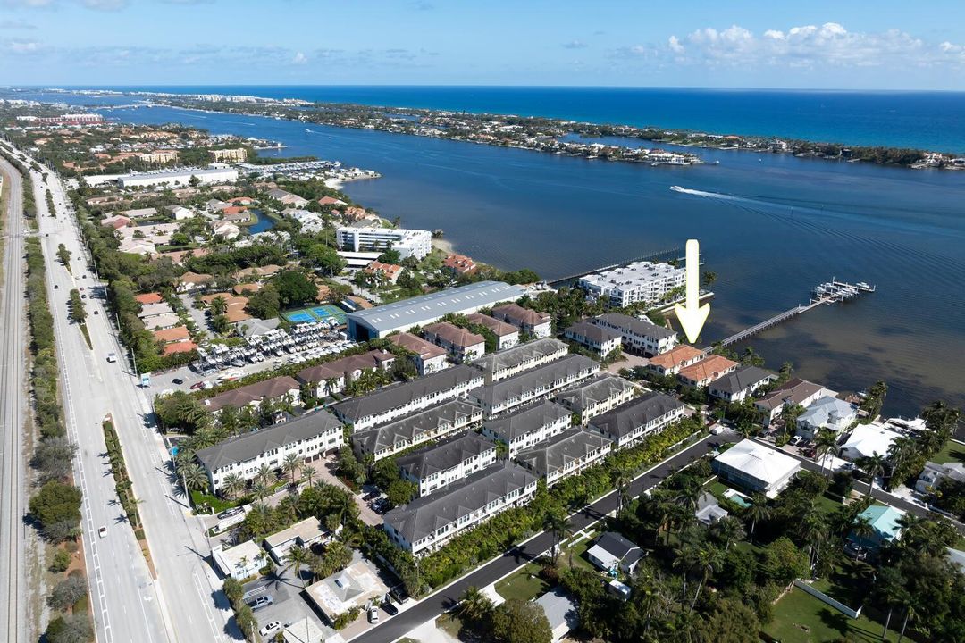 合同活跃: $3,900,000 (5 贝兹, 6 浴室, 4879 平方英尺)