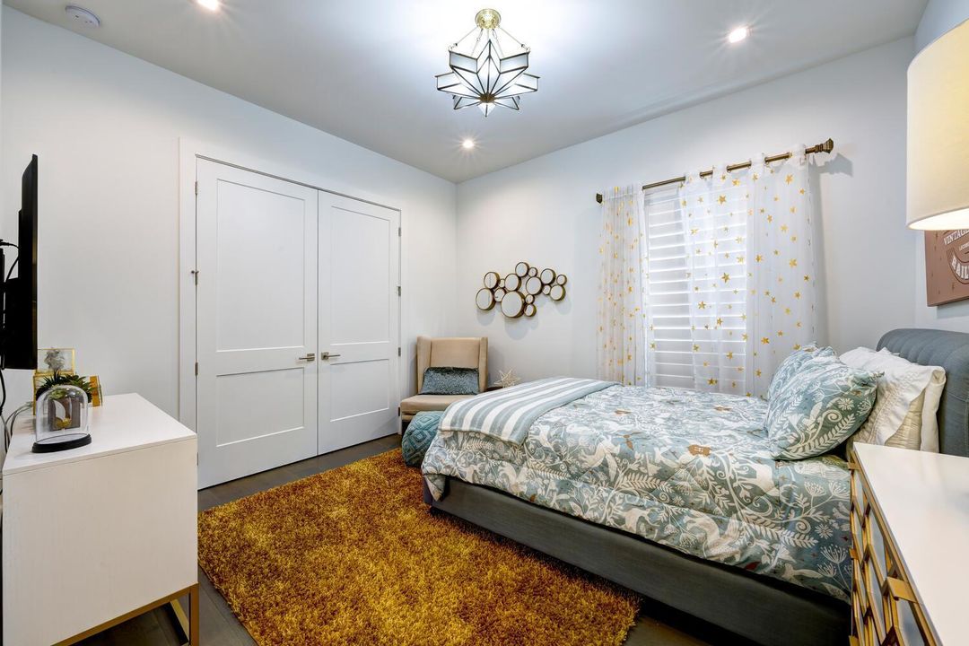 合同活跃: $3,900,000 (5 贝兹, 6 浴室, 4879 平方英尺)