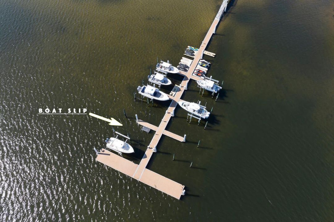 合同活跃: $3,900,000 (5 贝兹, 6 浴室, 4879 平方英尺)