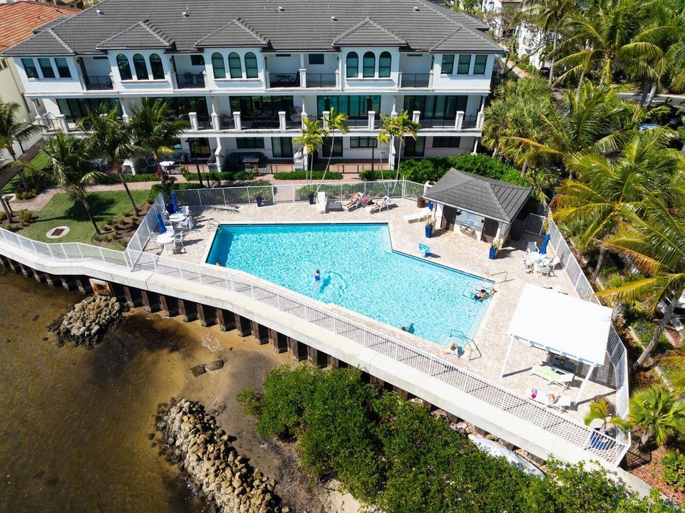 合同活跃: $3,900,000 (5 贝兹, 6 浴室, 4879 平方英尺)