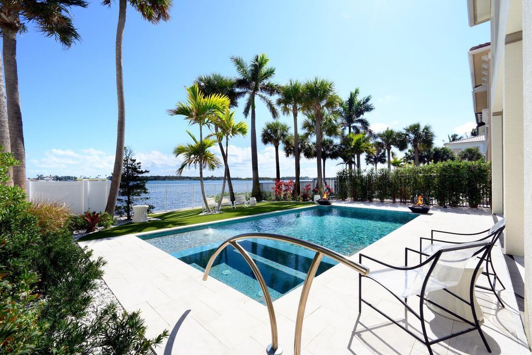 合同活跃: $3,900,000 (5 贝兹, 6 浴室, 4879 平方英尺)