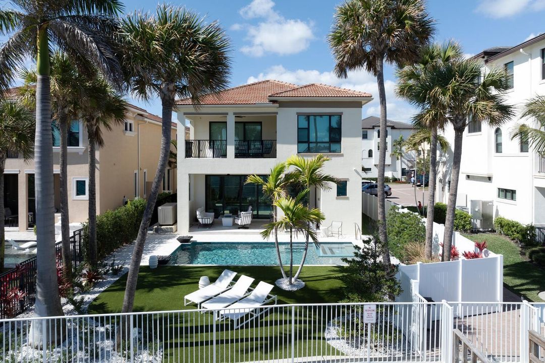 合同活跃: $3,900,000 (5 贝兹, 6 浴室, 4879 平方英尺)