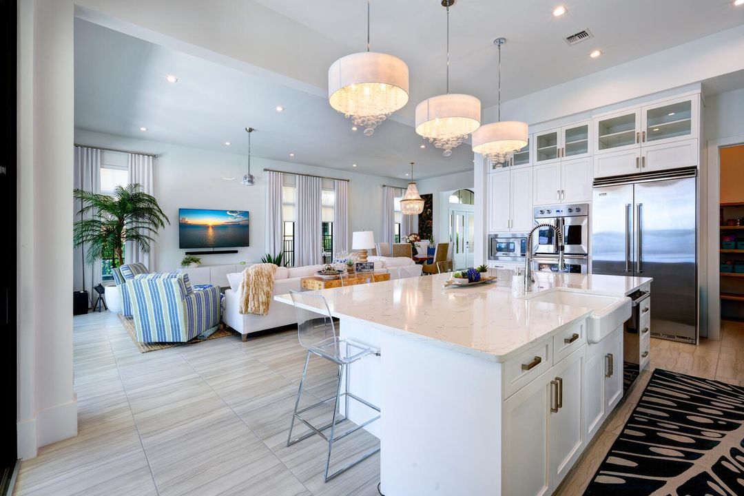 合同活跃: $3,900,000 (5 贝兹, 6 浴室, 4879 平方英尺)