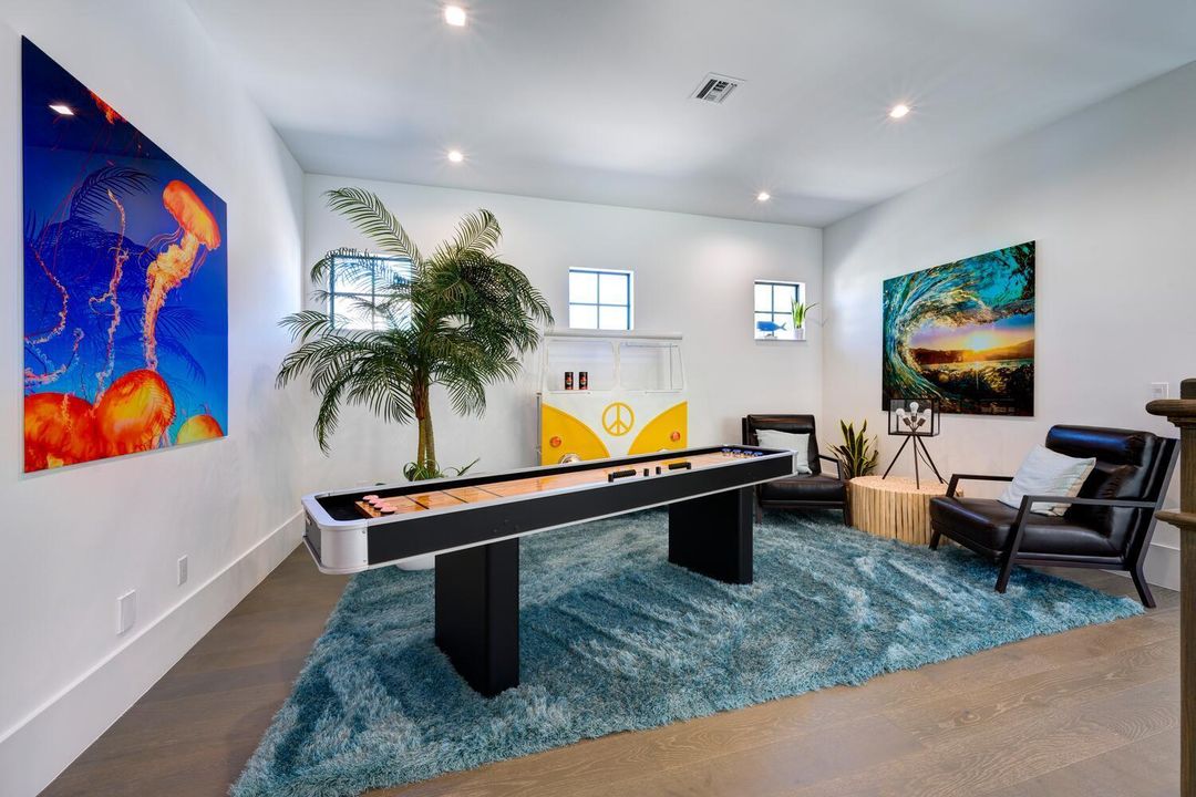 合同活跃: $3,900,000 (5 贝兹, 6 浴室, 4879 平方英尺)