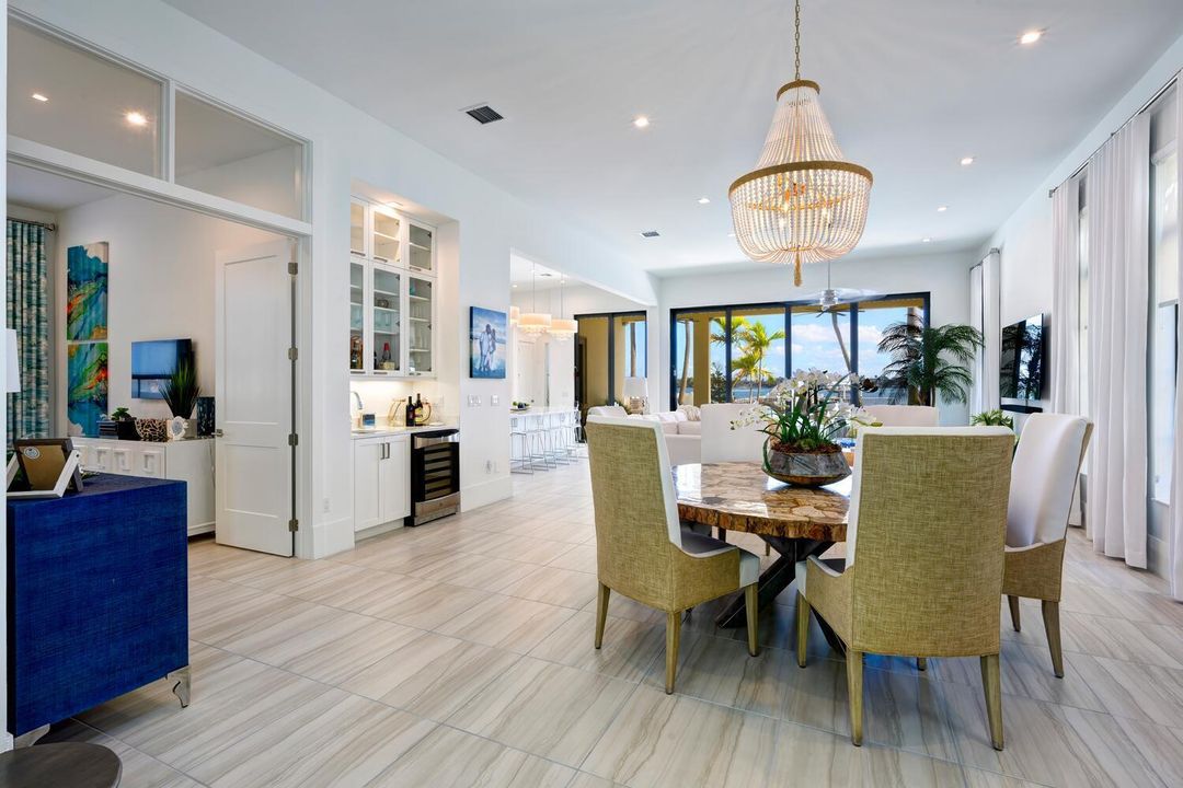 合同活跃: $3,900,000 (5 贝兹, 6 浴室, 4879 平方英尺)