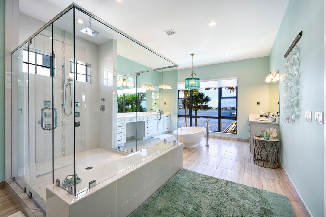 合同活跃: $3,900,000 (5 贝兹, 6 浴室, 4879 平方英尺)