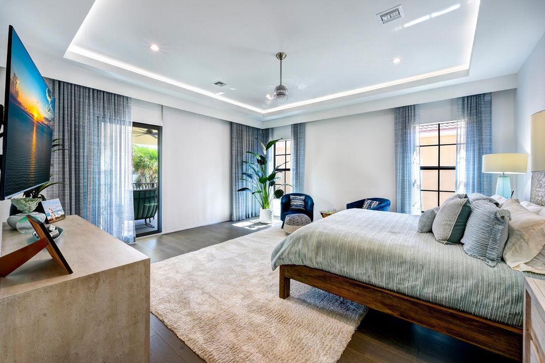 合同活跃: $3,900,000 (5 贝兹, 6 浴室, 4879 平方英尺)