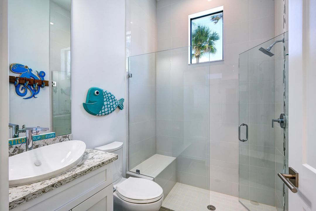 合同活跃: $3,900,000 (5 贝兹, 6 浴室, 4879 平方英尺)