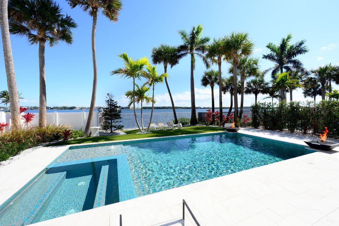 合同活跃: $3,900,000 (5 贝兹, 6 浴室, 4879 平方英尺)