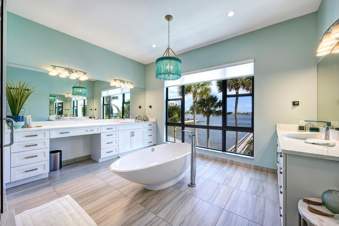 合同活跃: $3,900,000 (5 贝兹, 6 浴室, 4879 平方英尺)