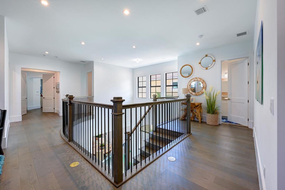 合同活跃: $3,900,000 (5 贝兹, 6 浴室, 4879 平方英尺)