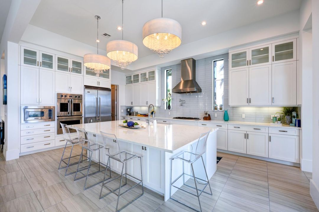 合同活跃: $3,900,000 (5 贝兹, 6 浴室, 4879 平方英尺)