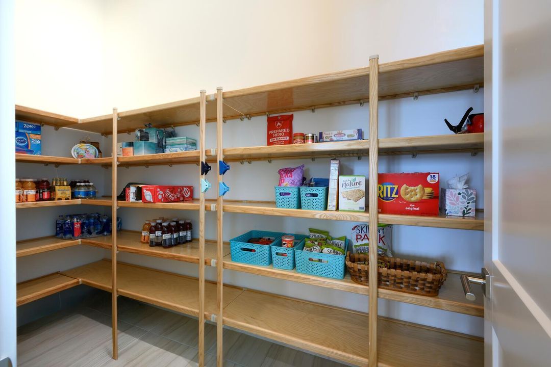 合同活跃: $3,900,000 (5 贝兹, 6 浴室, 4879 平方英尺)