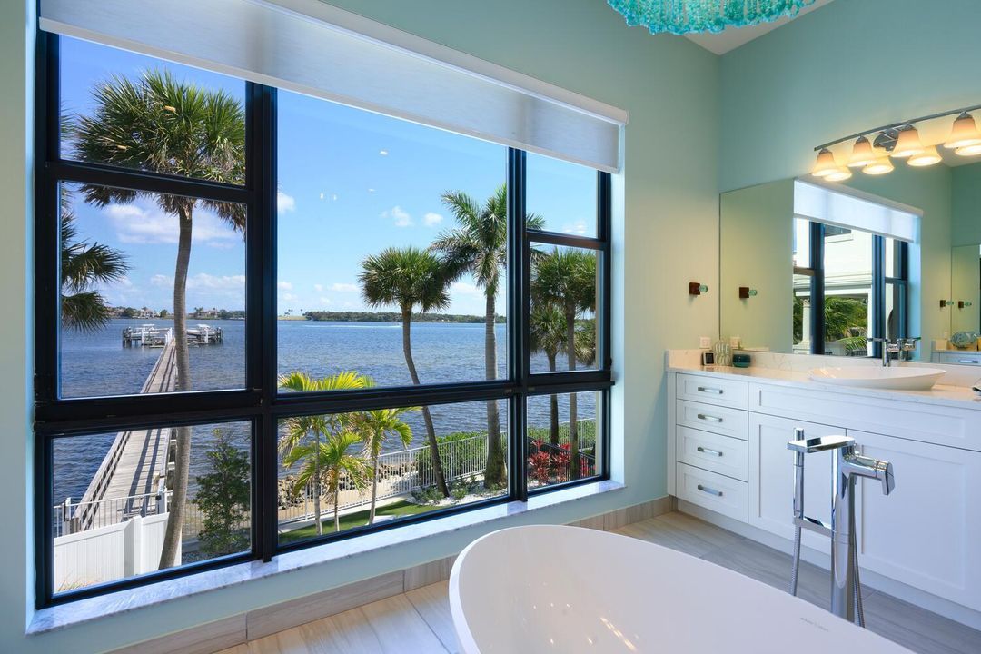 合同活跃: $3,900,000 (5 贝兹, 6 浴室, 4879 平方英尺)