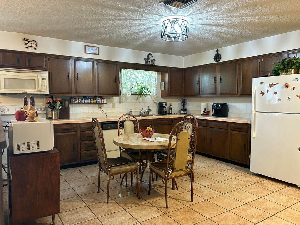 For Sale: $495,000 (3 beds, 2 baths, 3593 Square Feet)