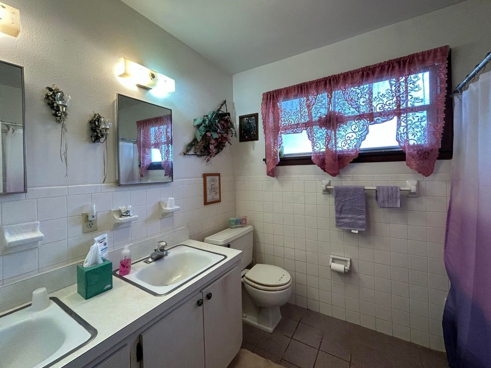 For Sale: $495,000 (3 beds, 2 baths, 3593 Square Feet)