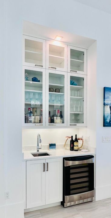 合同活跃: $3,900,000 (5 贝兹, 6 浴室, 4879 平方英尺)