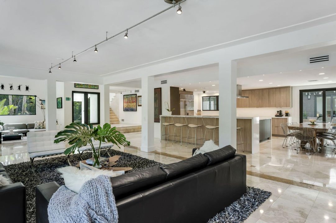 For Sale: $4,275,000 (7 beds, 5 baths, 6014 Square Feet)