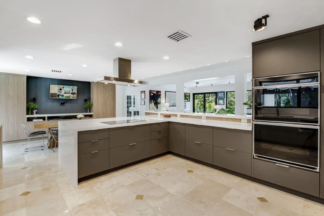 For Sale: $4,275,000 (7 beds, 5 baths, 6014 Square Feet)