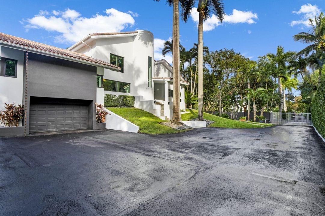 For Sale: $4,275,000 (7 beds, 5 baths, 6014 Square Feet)