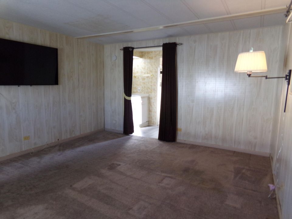 Active With Contract: $129,000 (2 beds, 2 baths, 1248 Square Feet)