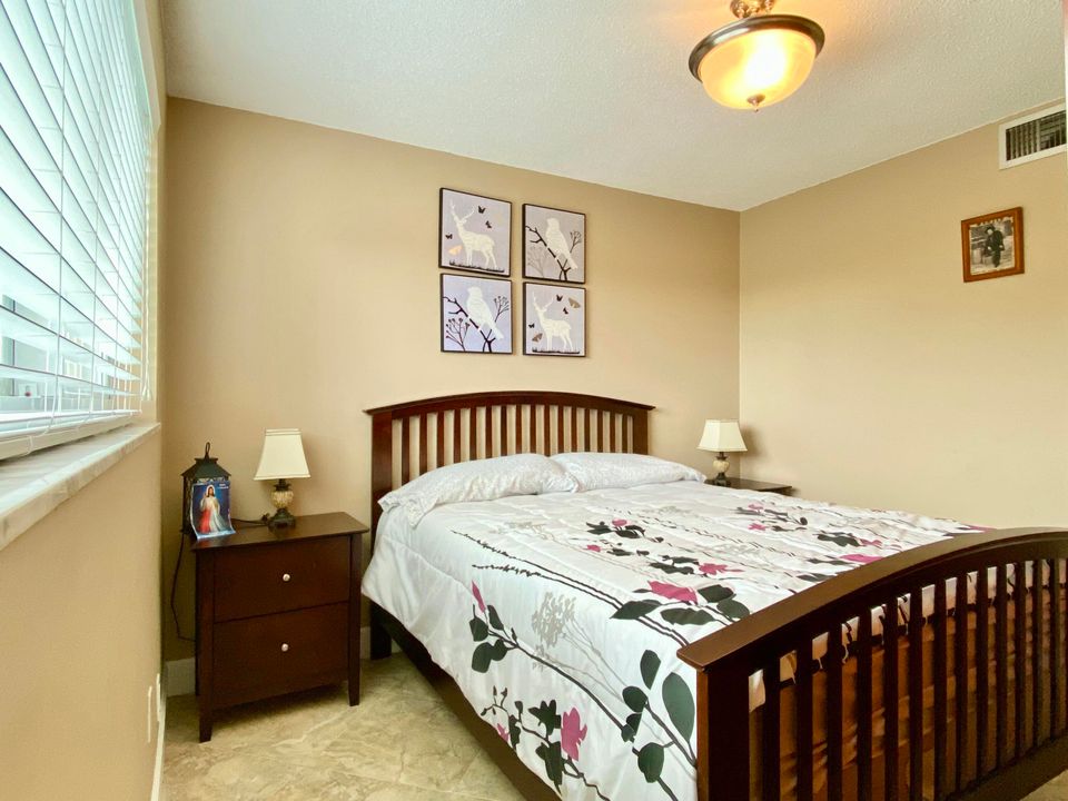 Active With Contract: $70,000 (1 beds, 1 baths, 900 Square Feet)