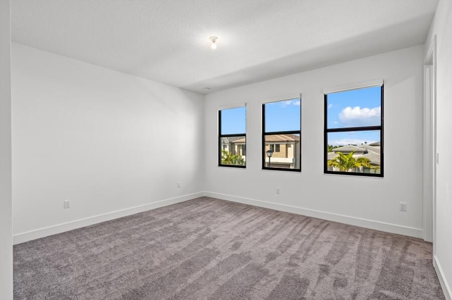 Activo con contrato: $10,990 (5 camas, 5 baños, 3373 Pies cuadrados)