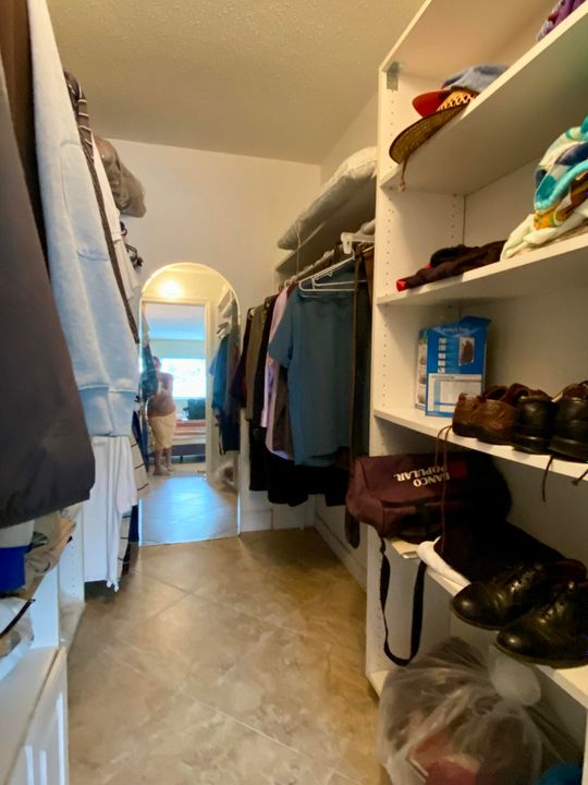 Active With Contract: $70,000 (1 beds, 1 baths, 900 Square Feet)