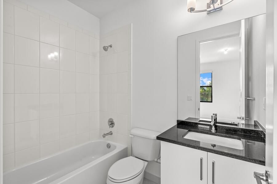 Activo con contrato: $10,990 (5 camas, 5 baños, 3373 Pies cuadrados)