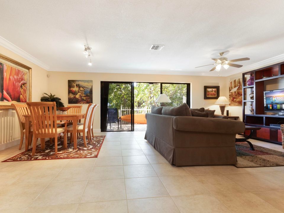 На продажу: $698,000 (2 спален, 2 ванн, 1700 Квадратных фут)