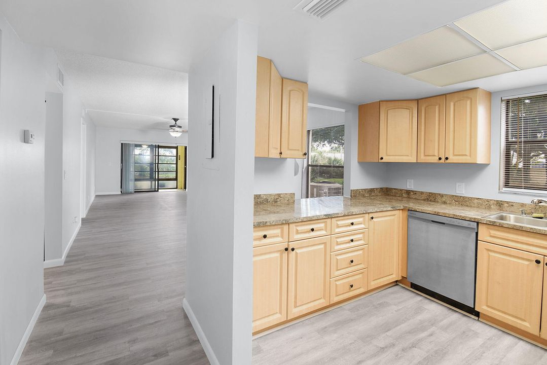 Под контрактом: $199,999 (2 спален, 2 ванн, 1107 Квадратных фут)