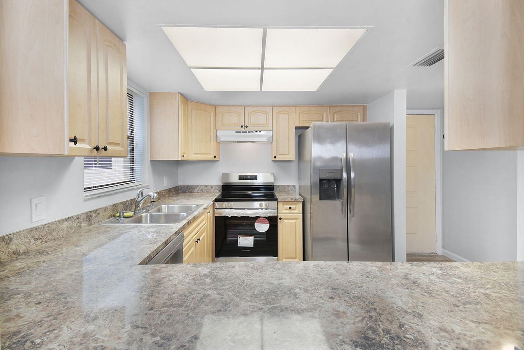 Под контрактом: $199,999 (2 спален, 2 ванн, 1107 Квадратных фут)